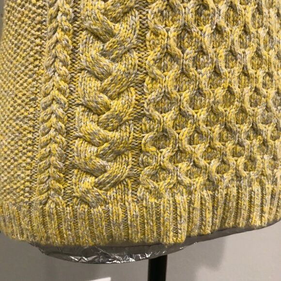 Beautiful knit sweater   - Picture 3 of 12